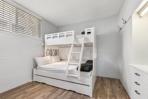 Bedroom, bunk bed