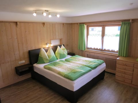 Photo of the whole room, Decorative detail