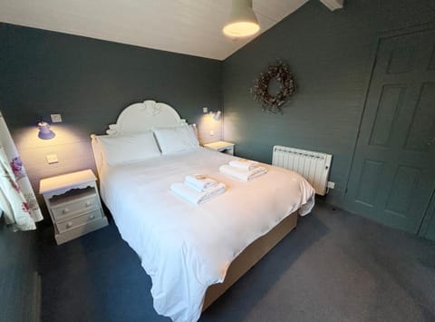 Lapwing Lodge with loch and mountain view Chalet in Scotland