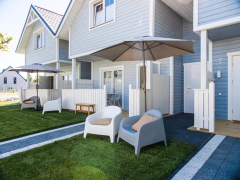 Property building, Day, Garden, Seating area, Garden view, sunbed