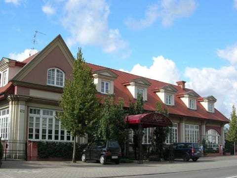 Facade/entrance, Day, Summer, On site, City view, Street view