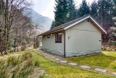 Otter with mountain view and enclosed decking Chalet in Scotland