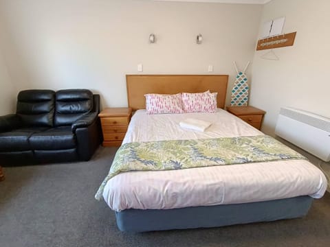 Bed, Seating area