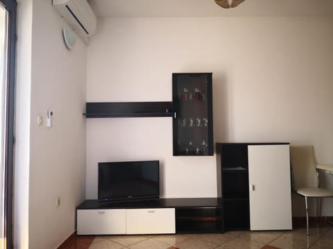 Communal lounge/ TV room, TV and multimedia, air conditioner