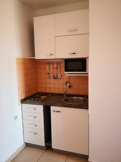 Kitchen or kitchenette, microwave, minibar, stove