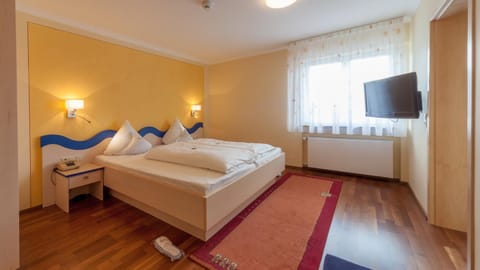 TV and multimedia, Photo of the whole room, Bedroom