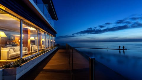 Communal lounge/ TV room, River view, Sunset