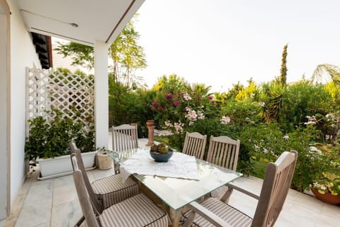 Property building, Day, Balcony/Terrace, Dining area