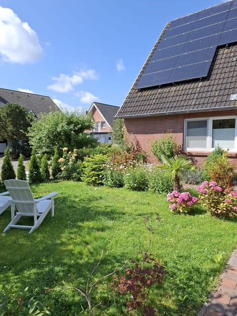 Property building, Spring, Day, Natural landscape, Garden, Garden view, sunbed