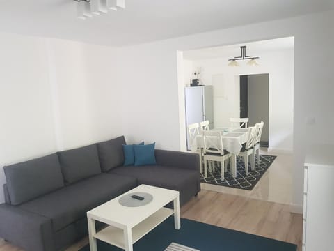 Bed, Food close-up, Coffee/tea facilities, Living room, Dining area, Food, Lunch, Dinner, Alcoholic drinks, Non alcoholic drinks