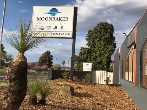 Moonraker Motor Inn Motel in Parkes