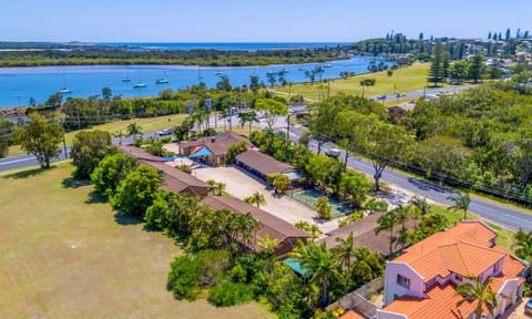 Property building, Bird's eye view, Garden, Swimming pool