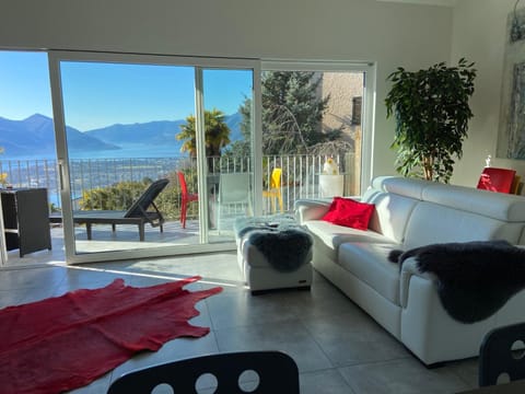 Balcony/Terrace, Living room, Lake view