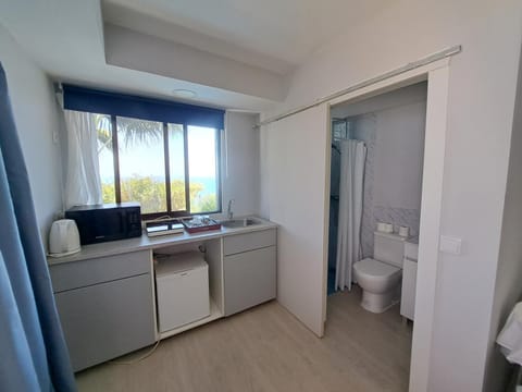 Shower, Kitchen or kitchenette