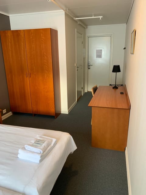 Bed, Bedroom, towels, wardrobe