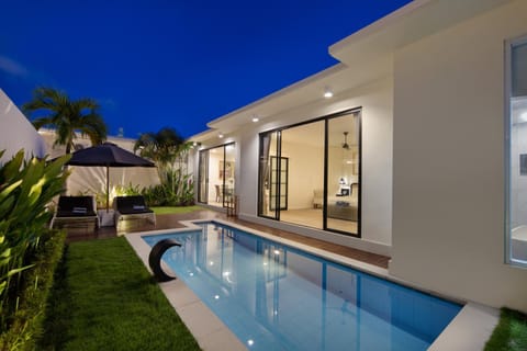 Night, Pool view, Swimming pool, sunbed