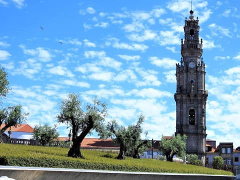 Nearby landmark, Landmark view, Location