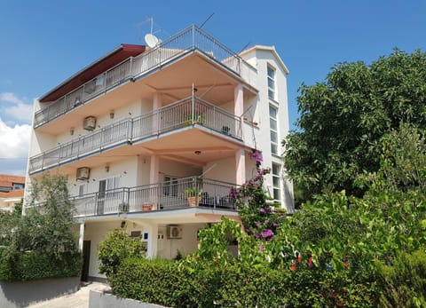 Apartments Krizanac Condo in Okrug Gornji