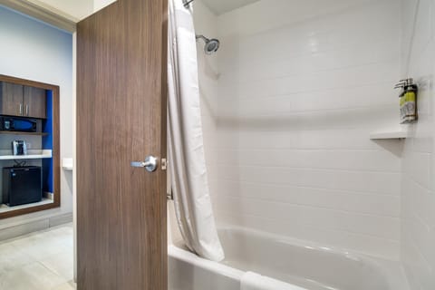 Shower, Bathroom, Coffee/tea facilities, Kitchen or kitchenette, Bath, minibar