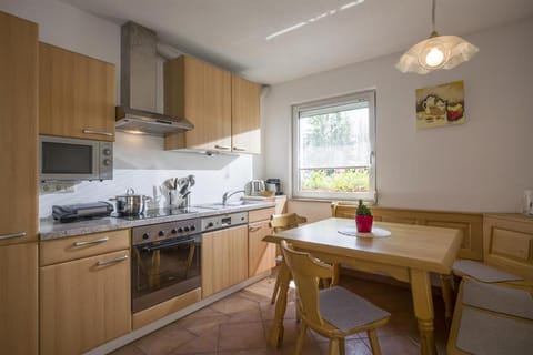 Kitchen or kitchenette, Dining area, dishwasher, stove