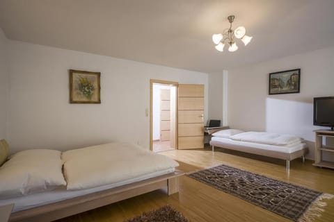 Bed, TV and multimedia, Bedroom