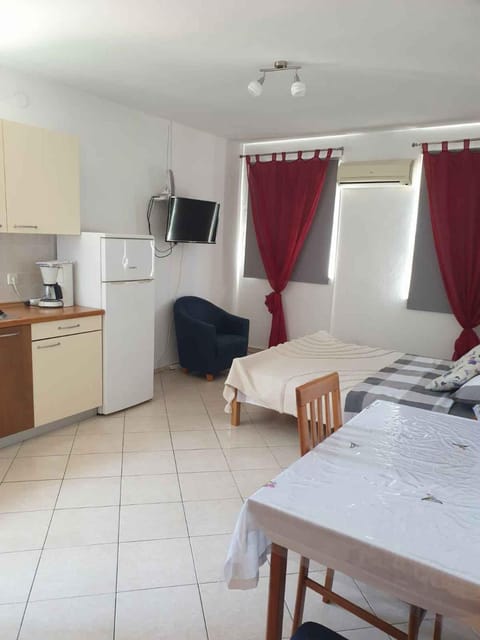 Bed, TV and multimedia, Dining area