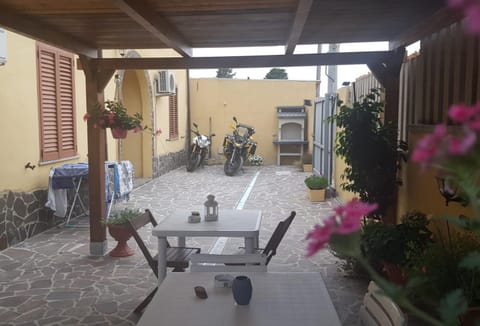 Patio, Day, Dining area