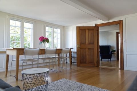 Living room, Photo of the whole room, Seating area