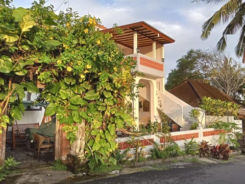 Property building, Garden, View (from property/room), Seating area, Dining area, Garden view