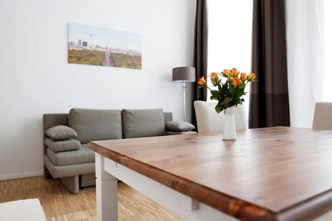 SC 3 Cozy Family & Business Flair welcomes you - Rockchair Apartments Apartment in Berlin