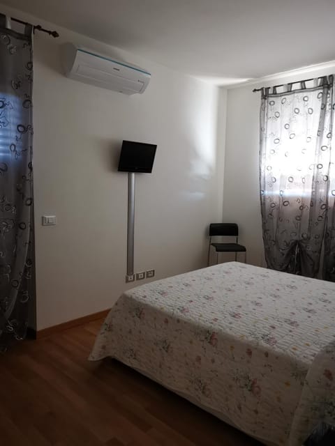 Bed, TV and multimedia, air conditioner