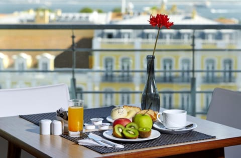 Restaurant/places to eat, Balcony/Terrace, Breakfast