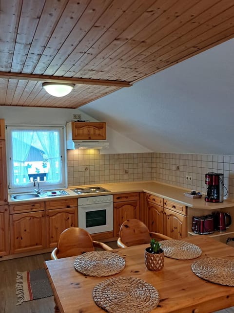 Coffee/tea facilities, Kitchen or kitchenette, Dining area, stove, toaster, kitchen