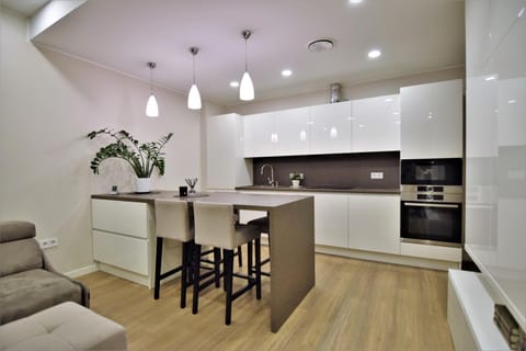 Kitchen or kitchenette, Living room, Seating area, Dining area