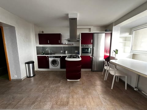 Kitchen or kitchenette, Dining area, pet friendly, stove, washing machine