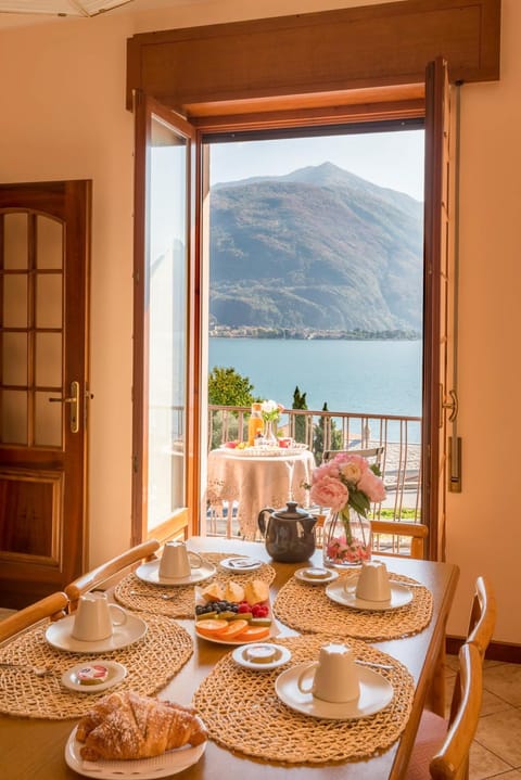 Balcony/Terrace, Kitchen or kitchenette, Lake view, Italian breakfast