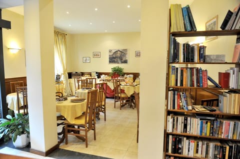 Restaurant/places to eat, Library