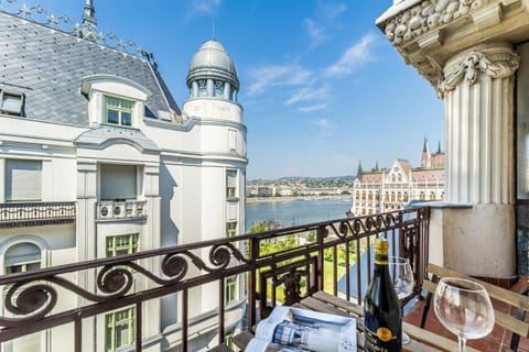 Breathless view Parliament 2 Luxury Suites with terrace FREE PARKING RESERVATION NEEDED Eigentumswohnung in Budapest