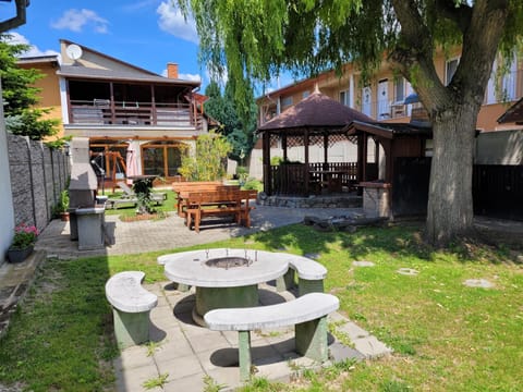 BBQ facilities, Garden, Seating area