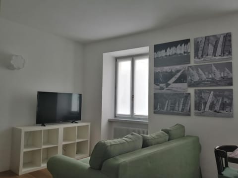 Communal lounge/ TV room, TV and multimedia, Living room, Seating area, Evening entertainment