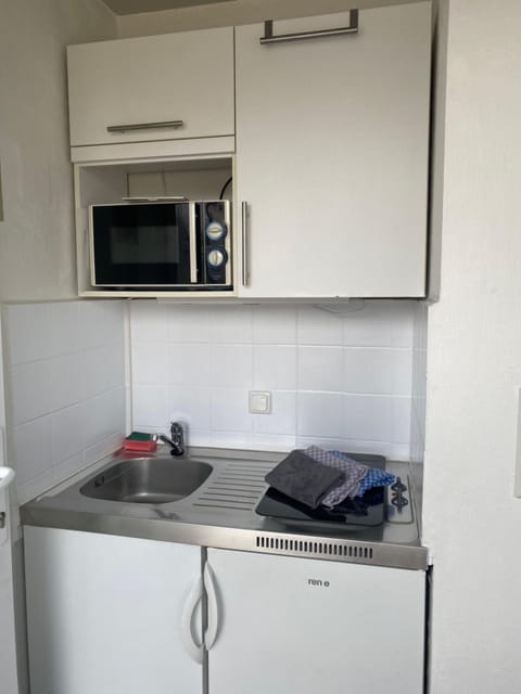 Kitchen or kitchenette, minibar, stove