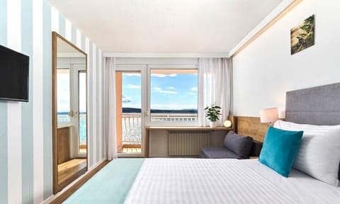 Bed, View (from property/room), Balcony/Terrace, Bedroom, Sea view