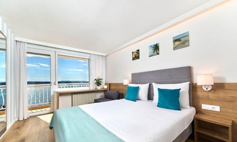 Bed, View (from property/room), Balcony/Terrace, Photo of the whole room, Bedroom, Sea view