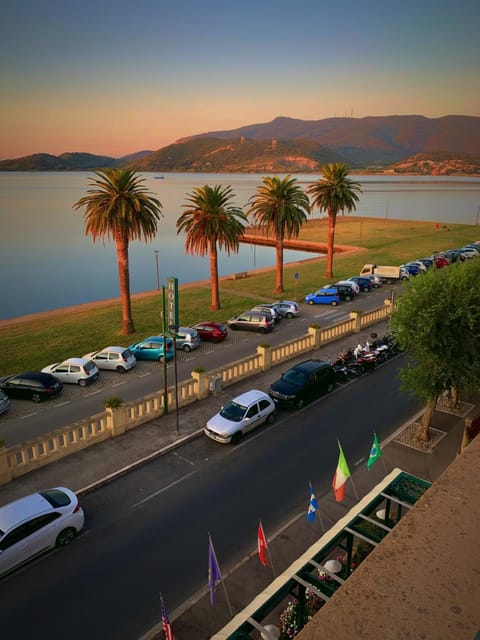 Balcony/Terrace, Lake view, Street view