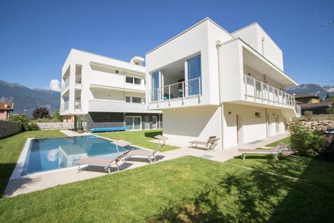 Property building, Garden, Swimming pool, Swimming pool