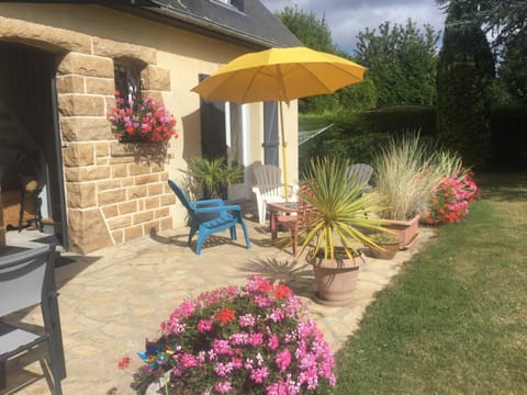 Coup de cœur assuré ! CALM Comme à la Maison ! maison spacieuse avec grande terrasse pour 2 à 5 personnes proximité Granville et mer avec wifi et parking gratuits House in Granville