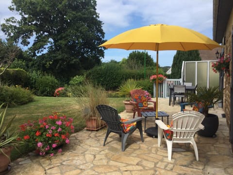 Coup de cœur assuré ! CALM Comme à la Maison ! maison spacieuse avec grande terrasse pour 2 à 5 personnes proximité Granville et mer avec wifi et parking gratuits House in Granville