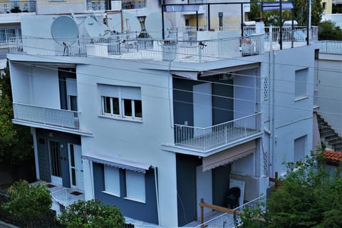 Zefyros Super Cool Apartments next to Alimos Riviera Condominio in Alimos