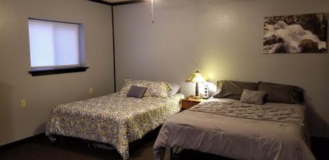 Becker's Private Studio 2 Queen Beds, 1 Futon with a Great Back Yard! Condo in Cayuga Lake