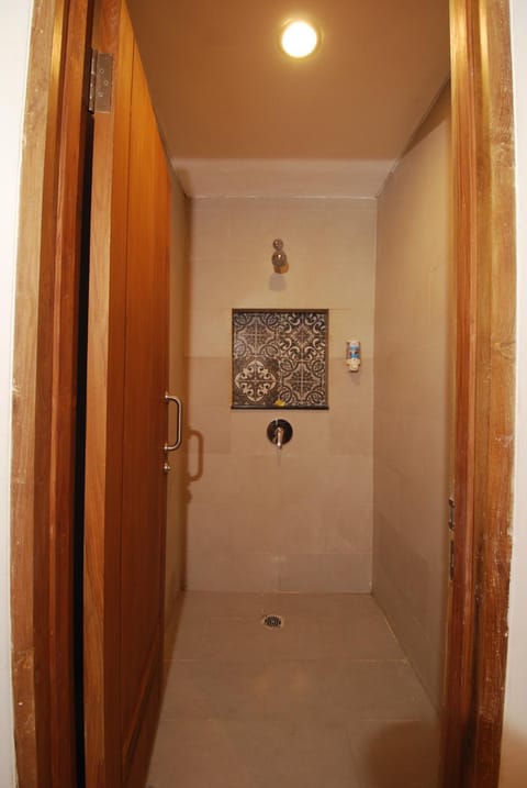 Shower, Toilet